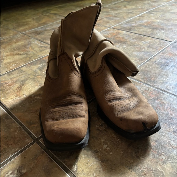 Soft top ariat men’s cowboy boots - Picture 2 of 4